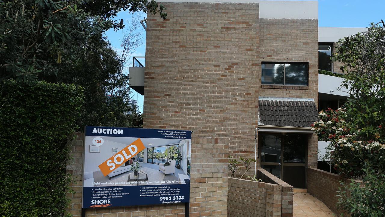 Unit listings freshly added to market have risen 39 per cent in the past four weeks. Picture: NCA NewsWire/Gaye Gerard