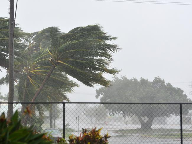 Queensland Cyclone: Cyclone Debbie news: Category 4 to hit northern ...