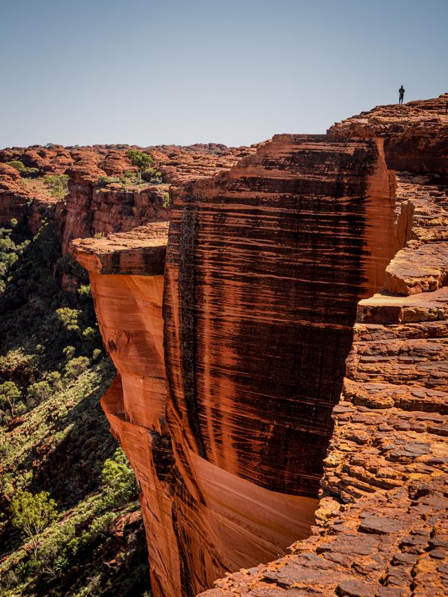 Kings Canyon. There’s nothing quite like altitude to provide a completely new perspective on the scale of these incredible formations. Saunter around Kings Canyon rim walk made us feel like stepping back in time, 440 million years ago. Picture: @backpack_withus