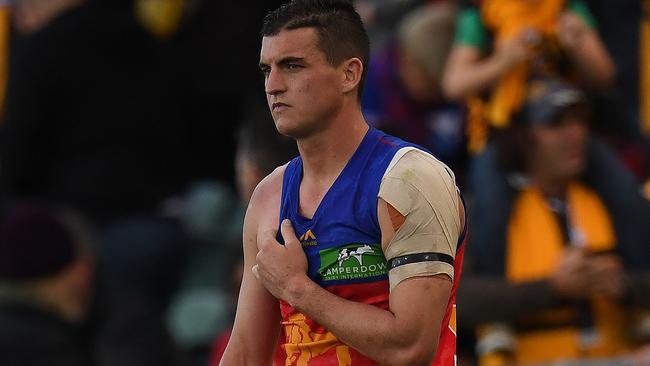 Tom Rockliff reacts after injuring his shoulder. Picture: AAP Images