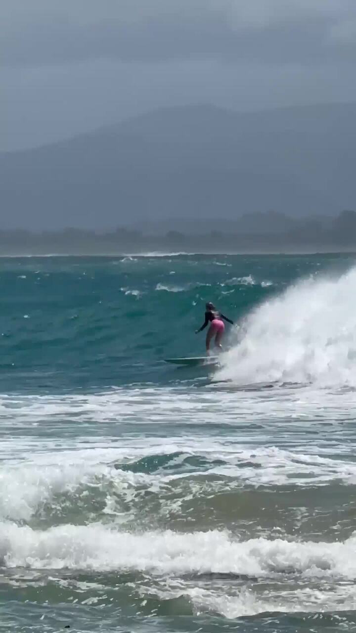 Locals defy cyclone warnings ahead of Alfred's crossing