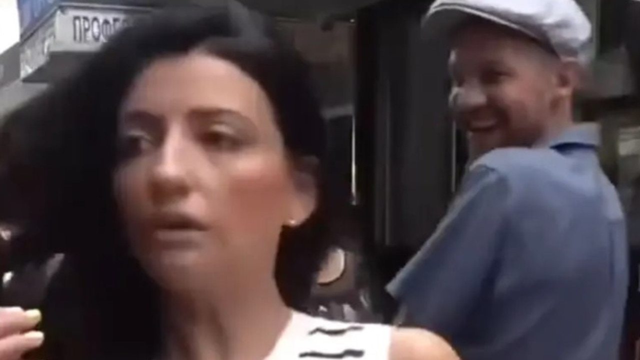 Kadın canlı bir röportaj sırasında öpüldü