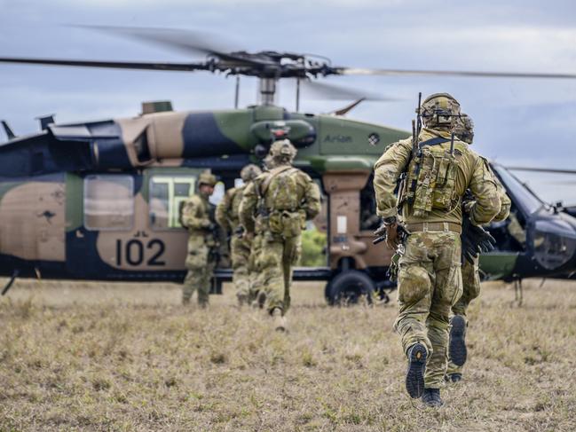 Australian Army soldiers from 2nd Commando Regiment board a 6th Aviation Regiment UH-60 Black Hawk helicopter in Townsville during a training activity as part of Exercise Talisman Sabre 2019. *** Local Caption *** Special operations members from the United States Army, United States Navy, United States Air Force, Australian Army, Royal Australian Air Force and Australian Federal Police Crime Scene Investigators trained together during Exercise Talisman Sabre 2019 (TS19), developing interoperability whilst conducting special forces missions throughout North Queensland.  TS19 is a bilateral combined Australian and United States (US) training activity.  TS19 is designed to practice our respective military services and associated agencies in planning and conducting Combined and Joint Task Force operations, and improve the combat readiness and interoperability between Australian and US forces.  TS19 will be the eighth iteration of the exercise and consists of a Field Training Exercise incorporating force preparation (logistic) activities, amphibious landings, land force manoeuvre, urban operations, air operations, maritime operations and Special Forces activities.