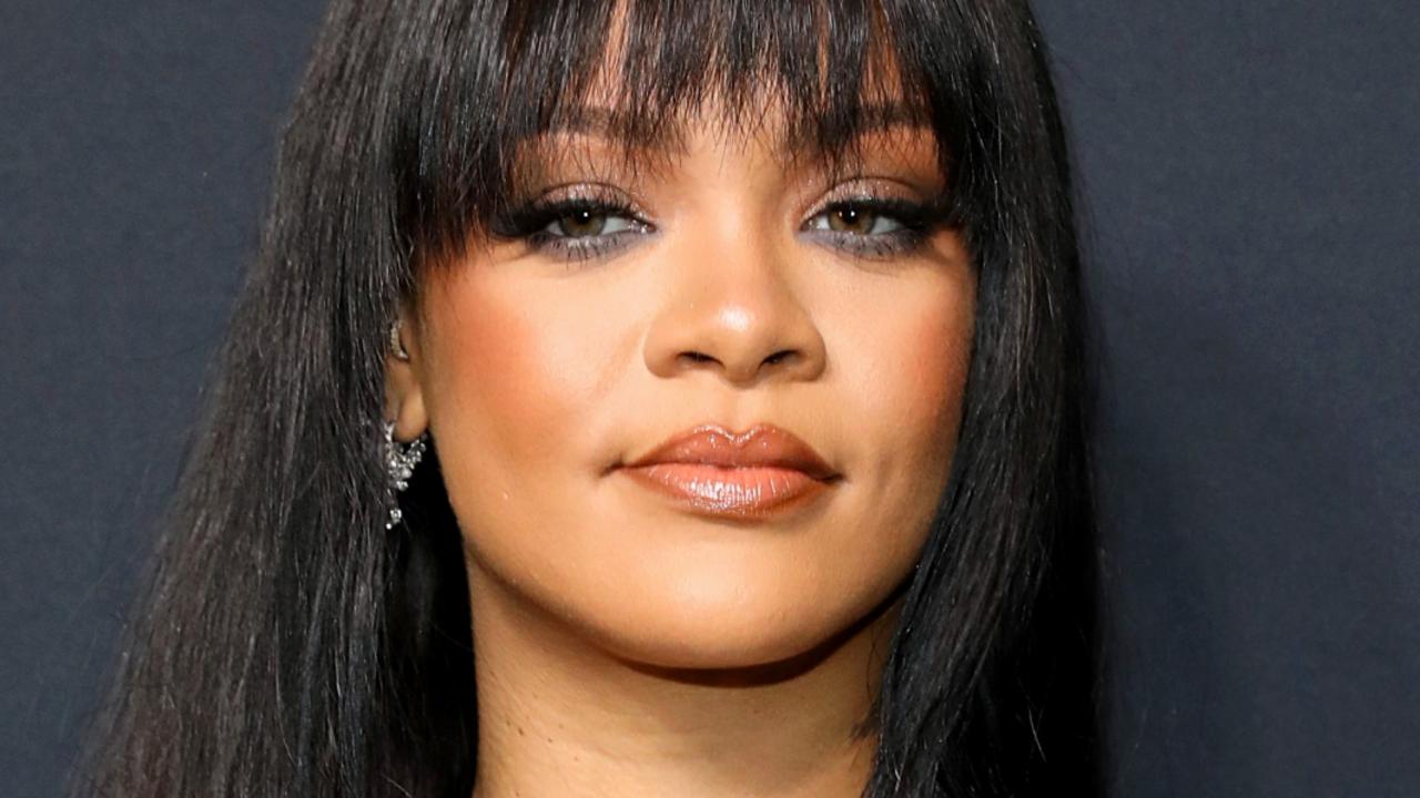 Rihanna helps staff at New York restaurant Caviar Russe tidy up after