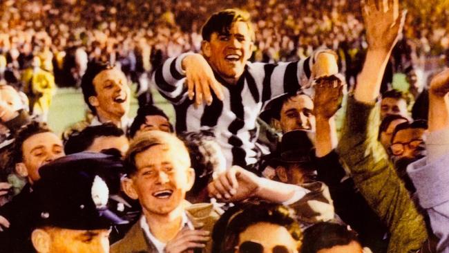 Lou Richards is chaired off by Collingwood fans.