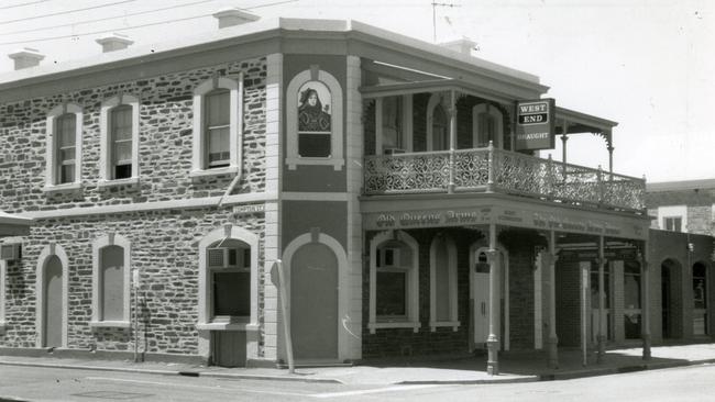 The Old Queens Arms Hotel on Wright St, 1990.