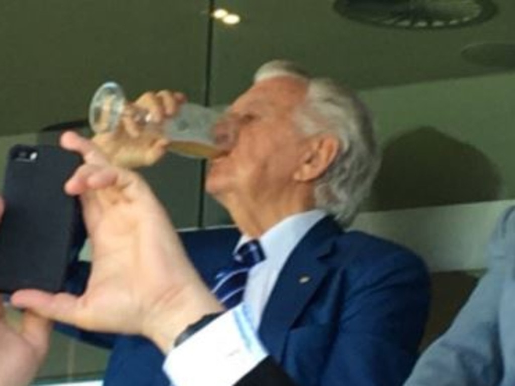 Former Prime Minister Bob Hawke skoles a beer during the 2nd day of the Sydney Test on Friday, January 5, 2018.