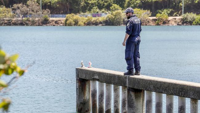 NSW Police Public Order and Riot Squad members search the banks of the Tweed River. (AAP Image/Tim Marsden) 