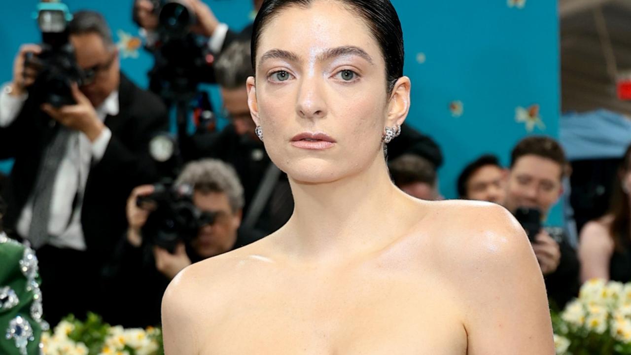 Star makes comeback in very racy Met look