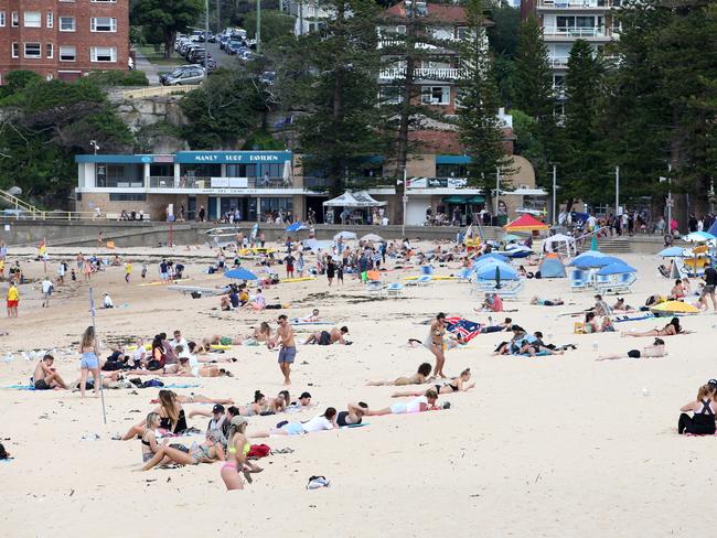 People at Manly beach, 21st  March, 2020. Crowd numbers seem not too much less than usual on an autumn Sunday during the coronavirus Covid-19 pandemic.Picture by Damian Shaw