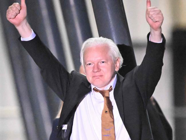 TOPSHOT - WikiLeaks founder Julian Assange gives thumbs up after arriving at Canberra Airport in Canberra on June 26, 2024, after he pleaded guilty at a US court in Saipan to a single count of conspiracy to obtain and disseminate US national defence information. WikiLeaks founder Julian Assange returned home to Australia to start life as a free man June 26 after admitting he revealed US defence secrets in a deal that unlocked the door to his London prison cell. (Photo by WILLIAM WEST / AFP)