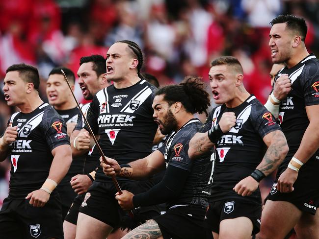 HAMILTON, NEW ZEALAND - NOVEMBER 11:  The Kiwis perform the haka against Tonga during the 2017 Rugby League World Cup match between the New Zealand Kiwis and Tonga at Waikato Stadium on November 11, 2017 in Hamilton, New Zealand.  (Photo by Anthony Au-Yeung/Getty Images)