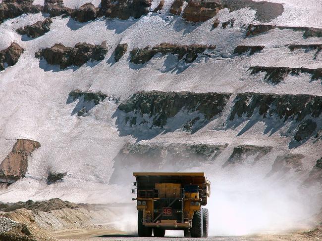 A truck transports copper at the Anglo American PLC Los Bronces (MINERA SUR ANDES) copper mine in central Chile, October 10, 2006. Photographer: Alejandra Parra/Bloomberg News.