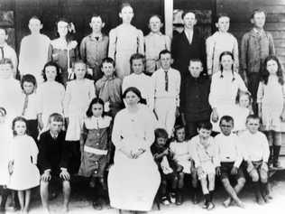 SCHOOL DAYS: Glen Aplin School in 1916. Picture: QLDpics