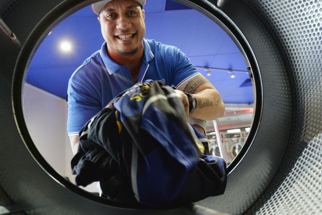 Sione Faumuina at the laundromat.