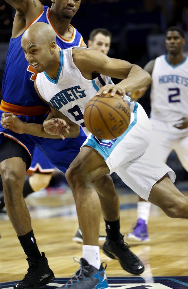 Charlotte Hornets forward Gerald Henderson, right, drives into New York Knicks forward Lance Thomas in the first half.