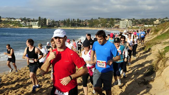 Pub2Pub runners at Long Reef Beach in 2011. Picture: Simon Cocksedge