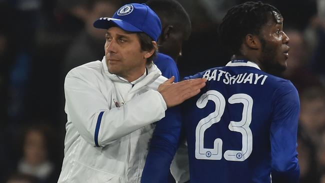 Chelsea's Italian head coach Antonio Conte (L) pats Chelsea's Belgian striker Michy Batshuayi (R).