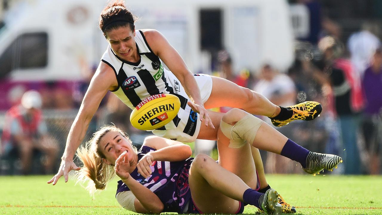 Ash Brazill and Kate Flood go head-to-head for a loose ball. Picture: Getty Images