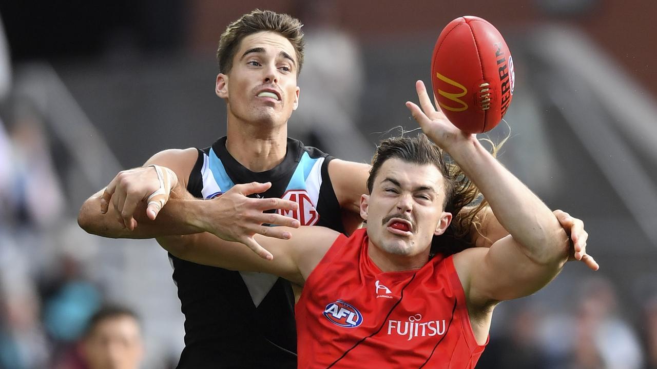 Brynn Teakle competes in the ruck against Sam Draper. Picture: Mark Brake/Getty Images