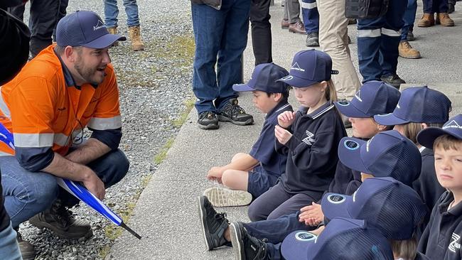 Resources Minister Felix Ellis talks to Zeehan schoolchildren at Avebury Nickel Mine