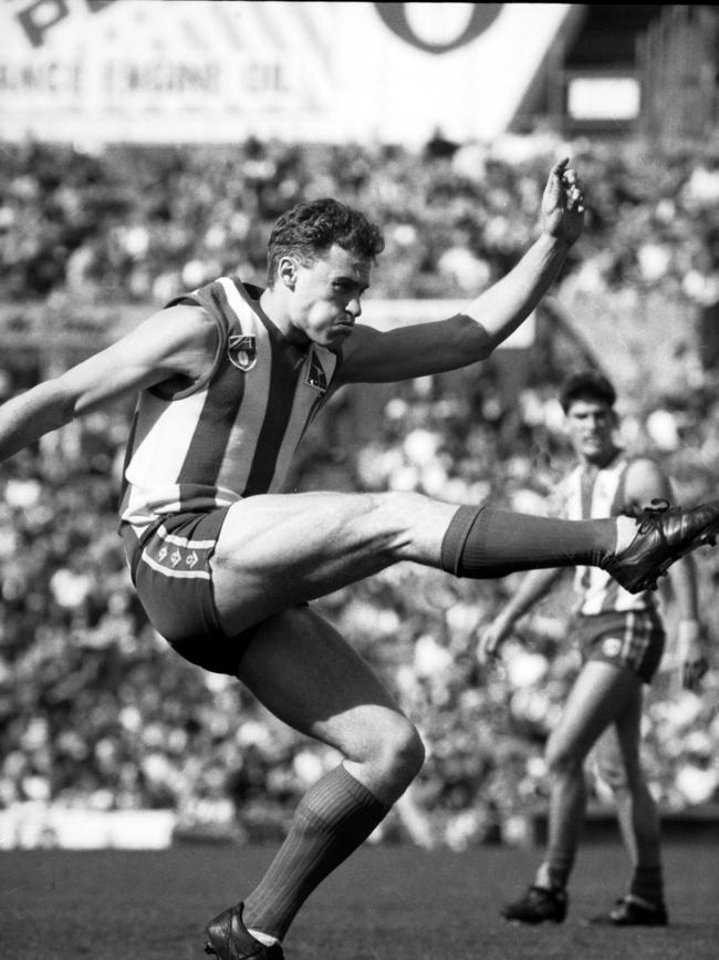 John Longmire playing for North Melbourne in 1990. He was recruited from Corowa-Rutherglen with Ron Joseph instrumental in the signing.