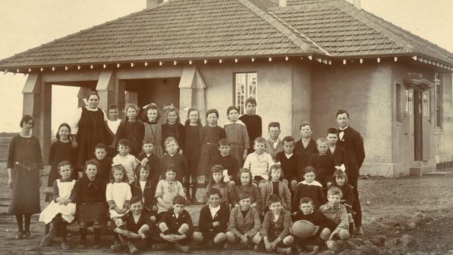 Mysia Memorial School circa 1920s