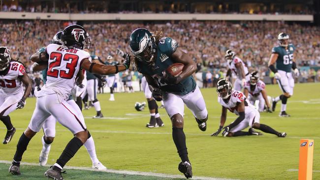 PHILADELPHIA, PA - SEPTEMBER 06:  Jay Ajayi #26 of the Philadelphia Eagles rushes for an 11-yard touchdown during the fourth quarter against the Atlanta Falcons at Lincoln Financial Field on September 6, 2018 in Philadelphia, Pennsylvania.  (Photo by Brett Carlsen/Getty Images) ***BESTPIX***