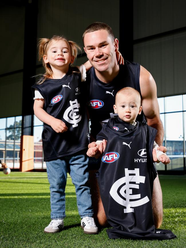 Mitch McGovern of the Blues poses for a photo with Hamish (right) and Margot (left) at Ikon Park. Picture: Dylan Burns/AFL Photos.