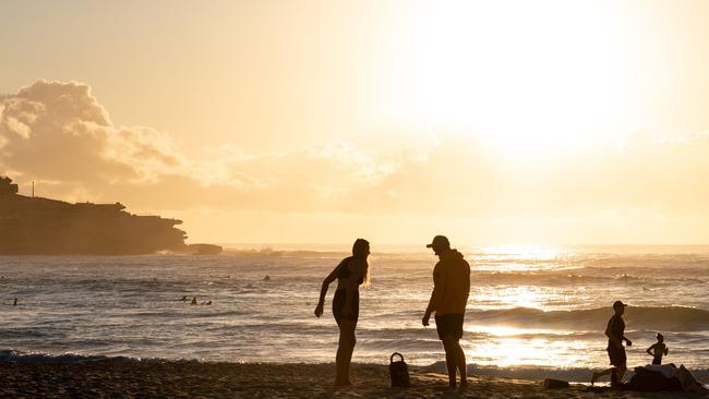 SYDNEY, AUSTRALIA - NewsWire Photos , October 21, 2021:Member of public are seen exercising at Bondi Beach at sunrise.  Picture: NCA NewsWire / Flavio Brancaleone