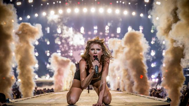 Taylor Swift performs onstage during The 1989 World Tour Live In Los Angeles at Staples Center on August 21, 2015 in Los Angeles, California.