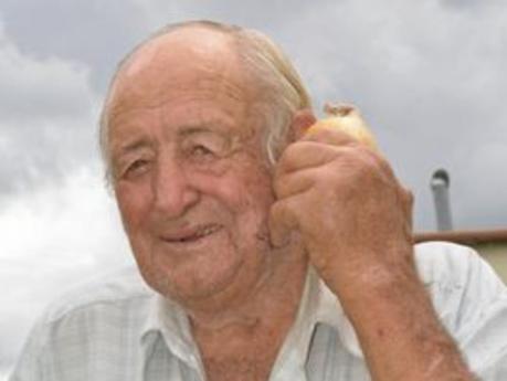 78-year-old Halwyn Herrmann of Lowood predicts rainfall using onions. Picture: Lachlan McIvor