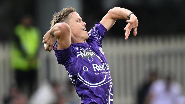 HOBART, AUSTRALIA - JANUARY 05: Nathan Ellis of the Hurricanes bowls during the BBL match between the Hobart Hurricanes and Adelaide Strikers at Blundstone Arena, on January 05, 2025, in Hobart, Australia. (Photo by Steve Bell/Getty Images)