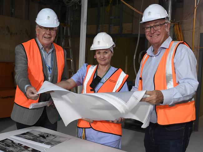 Board chair Tony Mooney, nurse unit manager perioperative and outpatient services Tanya Schafer and member for Mundingburra Les Walker.