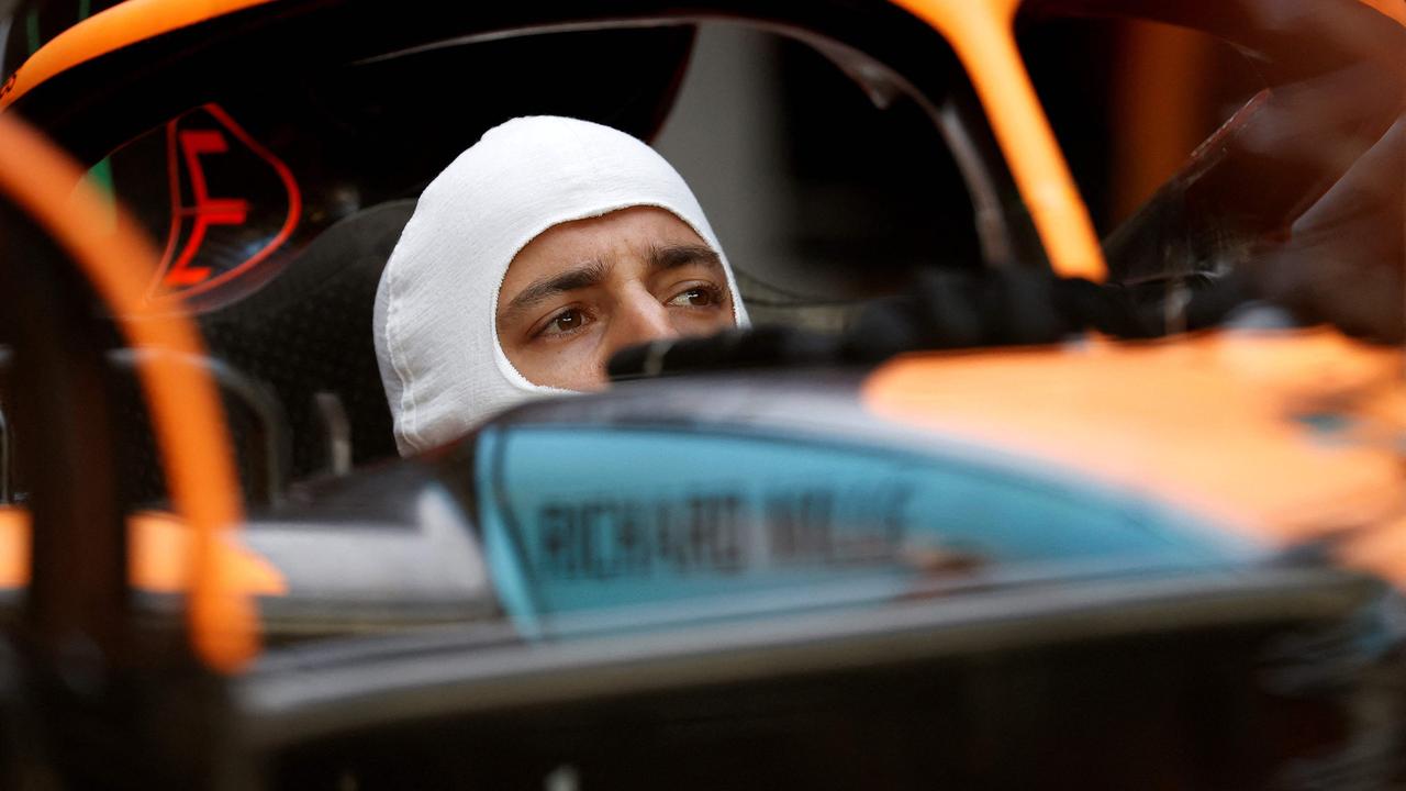 Pembalap McLaren asal Australia Daniel Ricciardo bersiap untuk berangkat ke sesi latihan ketiga di Sirkuit Albert Park di Melbourne pada 9 April 2022, menjelang Grand Prix Formula Satu Australia 2022.  (Foto oleh Con Chronis / AFP)