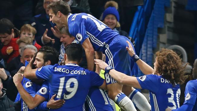 Willian celebrates with teammates after scoring. / AFP PHOTO / Ian KINGTON