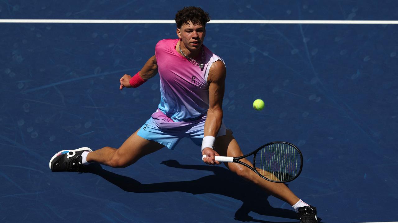 NEW YORK, NEW YORK - AUGUST 26: Ben Shelton of the United States returns against Dominic Thiem of Austria during their Men's Singles First Round match on Day One of the 2024 US Open at the USTA Billie Jean King National Tennis Center on August 26, 2024 in the Flushing neighbourhood of the Queens borough of New York City. Al Bello/Getty Images/AFP (Photo by AL BELLO / GETTY IMAGES NORTH AMERICA / Getty Images via AFP)