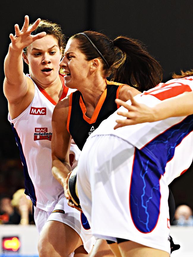 Townsville Fire’s Micaela Cocks is guarded by Lightning's Anne Hatchard in 2016. Picture: Zak Simmonds