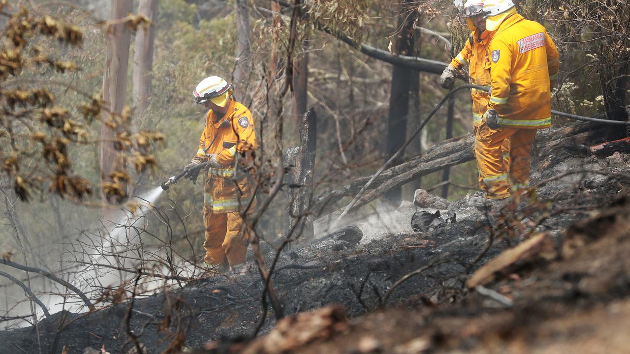 Water bombing aircraft attend bushfire near Hobart