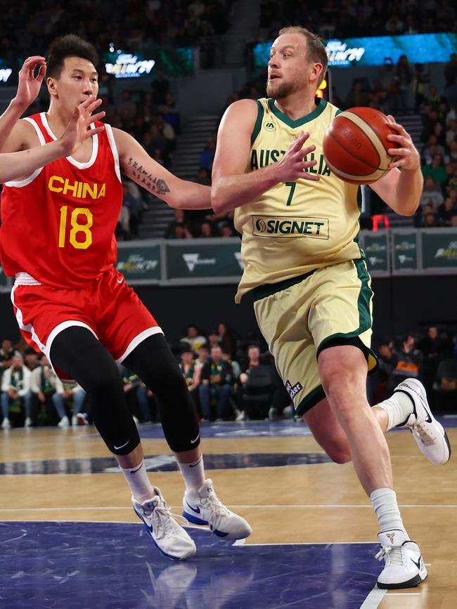 Joe Ingles negotiates China’s defence in the big Boomers win. Picture: Graham Denholm/Getty Images