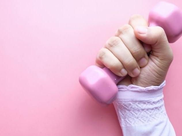 Women should invest in 3-5kg dumbbells, while men 4-6kg.
