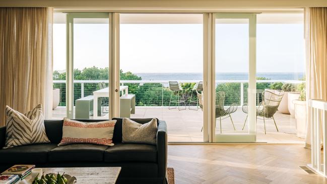 Water views and airy outlooks from Sagres’ living room.