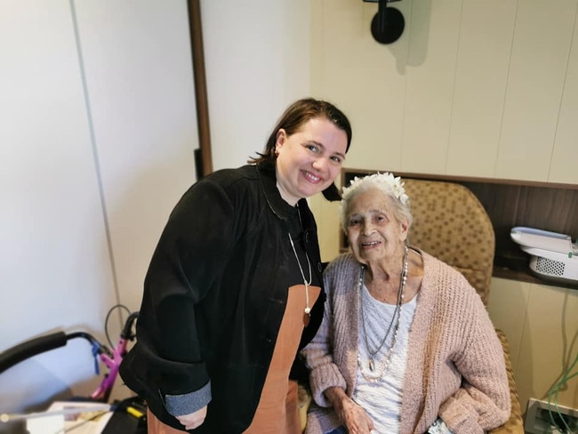 Irene Barron, the inspiration for Melbourne's famous Skipping Girl Vinegar sign, with her granddaughter, Savvy Shopper's Serina Bird.