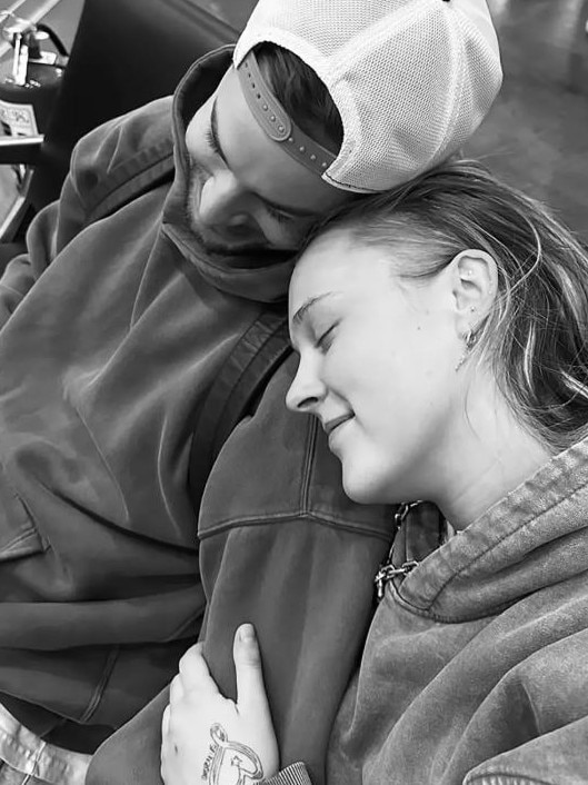 JoJo Siwa posted loved-up pics with rumoured new boyfriend Chris Hughes.