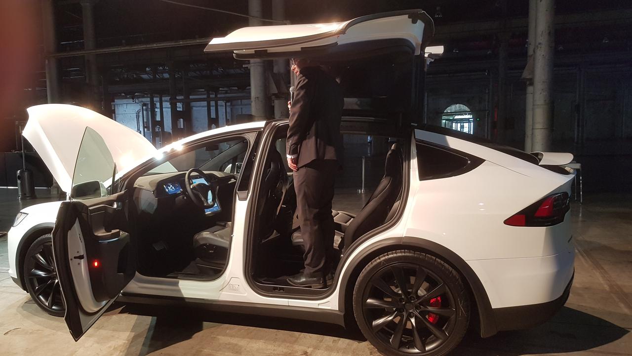 Tesla models deals with falcon doors