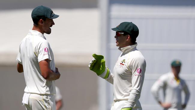 Tim Paine (R) talks with Mitchell Starc on day two of the fourth Test. Picture: AFP