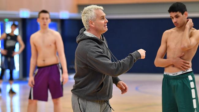 Australian basketball great Shane Heal training high school basketballers. (AAP Image/Joel Carrett)