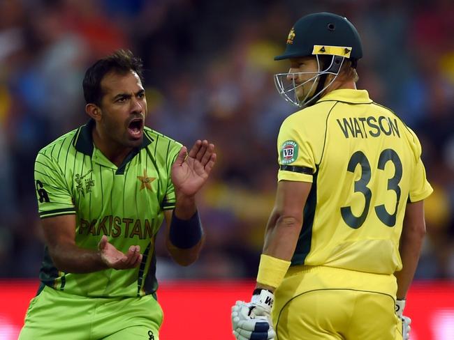 Wahab Riaz (L) and Shane Watson were engaged in a fierce battle.