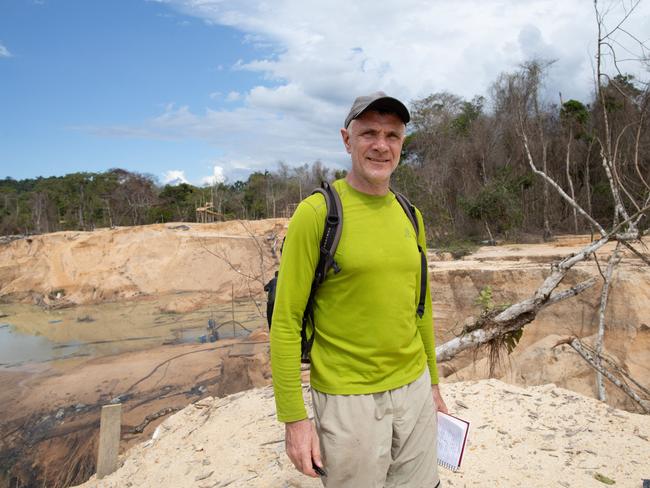 (FILES) In this file photo taken on November 14, 2019 veteran foreign correspondent Dom Phillips visits a mine in Roraima State, Brazil. - One of two men arrested over the disappearance of a British journalist and an Indigenous expert in the Brazilian Amazon confessed to having buried the pair in the jungle, federal police said Wednesday after human remains were found. (Photo by Joao LAET / AFP)