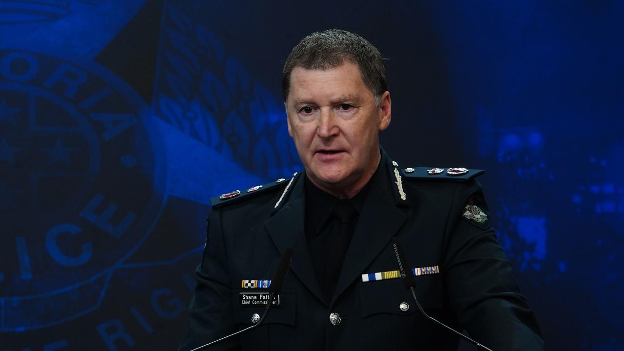 Ousted top cop to return to work after damning no-confidence vote